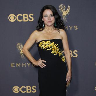 Die Schauspielerin ist ihrer 'Veep'-Familie zu großem Dank verpflichtet - die Serienkollegen hätten ihr im Kampf gegen den Krebs sehr geholfen. Julia Louis-Dreyfus