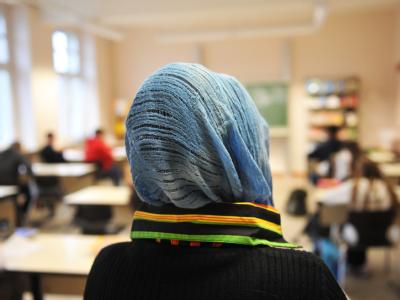 Migrantenverbände fordern von Bund und Ländern, die Fähigkeit zur Mehrsprachigkeit und die sprachliche und kulturelle Vielfalt in Deutschland zu fördern. Schülerin mit Kopftuch