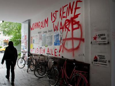 «Wohnraum ist keine Ware - Wir bleiben alle!» steht im Berliner Stadtteil Kreuzberg auf einer Hausfassade. Foto: Franziska Koark Wem gehört die Stadt