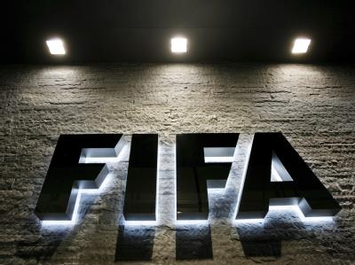 Das beleuchtete Logo des Fußball-Weltverbandes FIFA, aufgenommen am Hauptquarftier in Zürich. FIFA