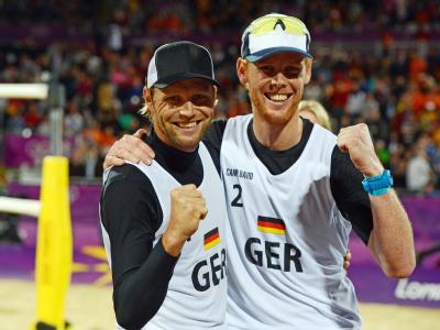 Jonas Reckermann (r) und Julius Brink fehlt noch ein Sieg bis zur Goldmedaille. Foto: Jochen Lübke Gold-Chance