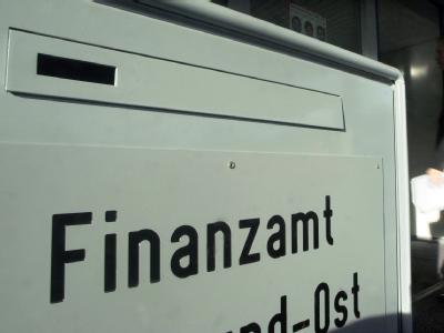Briefkasten eines deutschen Finanzamtes: Die Steuerzahler schulden dem Staat mehr Geld denn je. Foto: dpa Finanzamt