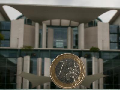 Fiskalpakt: Schwarz-Gelb hofft auf einen Durchbruch beim Spitzentreffen. Foto: Tim Brakemeier Euro vor Bundeskanzleramt