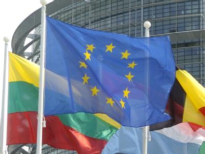 Auf dem EU-Gipfel in Brüssel sollen wichtige Entscheidungen gegen die Schuldenkrise getroffen werdne. Foto: Rolf Haid/Archiv EU-Flaggen