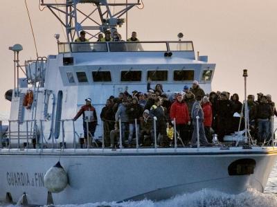 Bereits am vergangenen Montag fand die italienische Küstenwache unter Deck eines Bootes aus Libyen 25 Leichen junger Männer. (Archivbild) Flüchtlinge