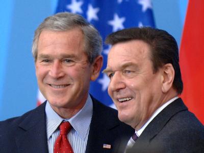 Gerhard Schröder verweigerte den USA unter Präsident George W. Bush (l) die Teilnahme am Irak-Krieg. (Archivbild) George W. Bush und Gerhard Schröder