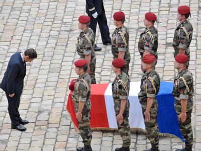 Frankreichs Präsident Nicolas Sarkozy verbeugt sich vor dem Sarg eines in Afghanstan getöteten französischen Soldaten (Archivfoto vom 21.8.2008). Trauer