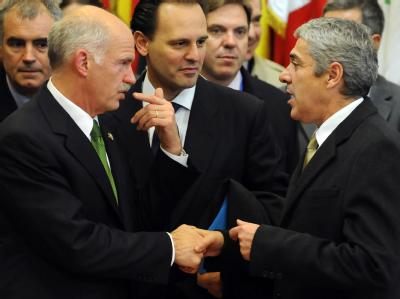 Der griechische Regierungschef Giorgos Papandreou (l.) spricht beim EU-Gipfel mit Kollegen. Innenpolitisch hat er eine tiefe Krise zu bewältigen. Giorgos Papandreou bei EU-Gipfel