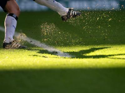Ein Torwart spielt in einem Fußballspiel den Ball ab. Fußball