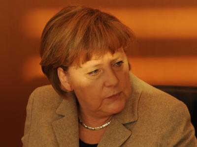 Aktuelle Umfrage: 55 Prozent der Menschen sind weniger oder gar nicht zufrieden mit den Bemühungen von Kanzlerin Merkel zur Euro-Rettung. Foto: Rainer Jensen Angela Merkel