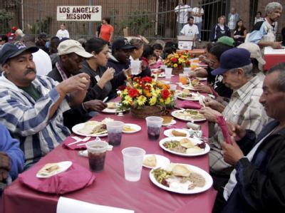 Essensausgabe für Obdachlose in Los Angeles (Archivbild). Wegen der Wirtschaftskrise hatten etwa 50 Millionen US-Amerikaner nicht genug Geld für Nahrungsmittel. Essen für Obdachlose