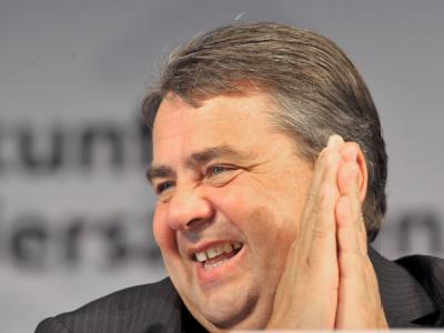 SPD-Chef Sigmar Gabriel zeigt sich gut gelaunt. Die SPD lässt die Talsohle ihres Umfragetiefs langsam hinter sich. Sigmar Gabriel