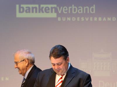 Beim 19. Deutschen Bankentag schmunzeln beide noch: Bundeswirtschaftsminister Rainer Brüderle (FDP) und der SPD-Vorsitzende Sigmar Gabriel (r.). Foto: Wolfgang Kumm/Archiv Deutscher Bankentag