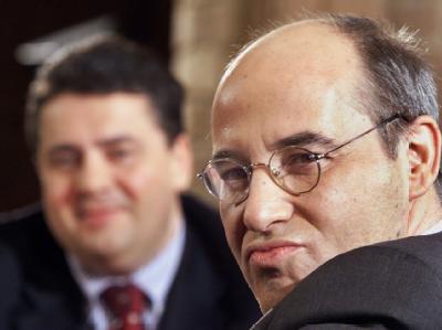 Rot und Rot im Gespräch: Gregor Gysi (Vordergrund) und der künftige SPD-Chef Sigmar Gabriel bei einer Talkrunde (Archiv). Gysi und Gabriel