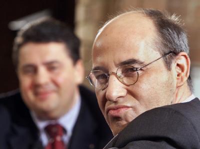 Rot und Rot im Gespräch: Gregor Gysi (Vordergrund) und der künftige SPD-Chef Sigmar Gabriel bei einer Talkrunde (Archiv). Gysi und Gabriel