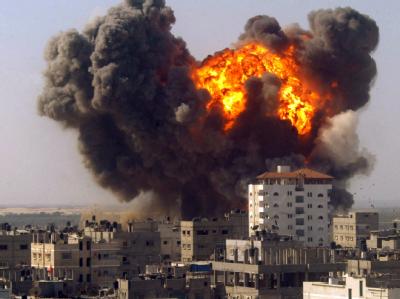 Eine israelische Bombe explodiert in Rafah im Gazastreifen (Archivfoto vom 13.1.2009). Gaza-Krieg