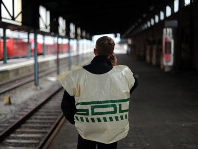 Die GDL hat zu einem neuen 60-stündigen Warnstreik bei den privaten Wettbewerbern der Deutschen Bahn aufgerufen. (Archivbild). Streikender Lokführer