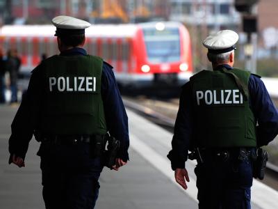 Bundespolizisten bei einem Streifengang in einem Bahnhof. BKA-Chef Ziercke hält die Gefahr islamistischer Anschläge nach wie vor für hoch. Foto: Julian Stratenschulte/Archiv Streife