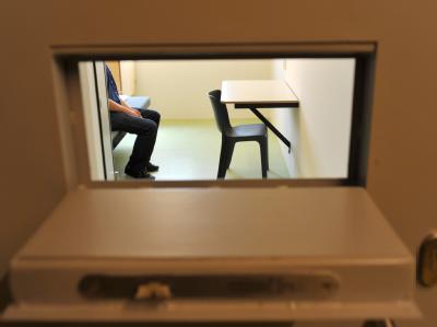 Der Täter wurde zu lebenslanger Haft verurteilt (Archiv- und Symbolbild). Gefängniszelle