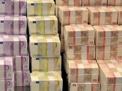 Die Anstrengungen, das verschuldete Griechenland vor einer Staatspleite zu bewahren und eine Kettenreaktion unter Euro-Ländern zu verhindern, laufen auf Hochtouren. Euro-Scheine