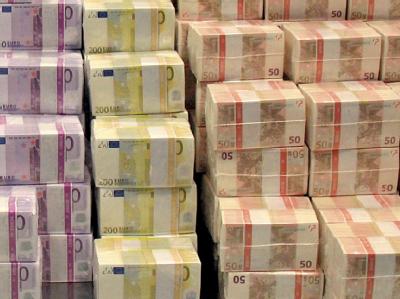 Infolge der Finanzkrise waren die Gewerbesteuern stark eingebrochen - jetzt könnte möglicherweise ein Steuer-Notfonds helfen. Euro-Geldscheine