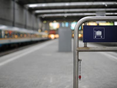 Erneut hat ein Zugbegleiter der Bahn ein kleines Kind in einer Notsituation alleingelassen. (Symbolbild) Bahnsteig