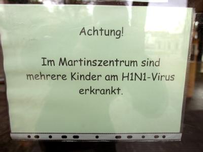 Ein H1N1-Virus-Warnschild am Eingangsbereich einer Grundschule. (Symbolbild) Schulen wegen Schweinegrippe geschlossen