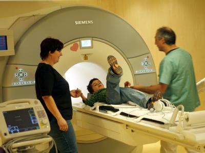 Teure Hochleistungsmedizin: Untersuchung in einem Magnetresonanztomographen (Archiv). Teure Behandlung