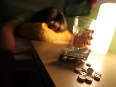 Die Zahl älterer Menschen, die von Alkohol und Medikamenten abhängig sind, steigt. Foto: Oliver Berg/Symbol Tabletten