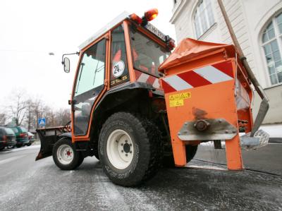 Ein städtisches Streufahrzeug im Einsatz. Glatteis