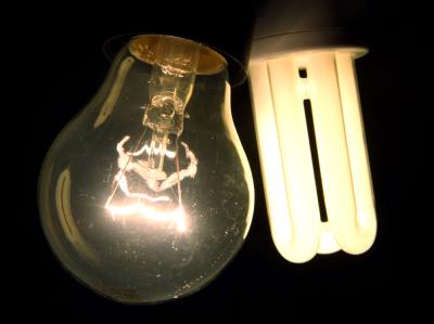 Alt und neu: Eine 60-Watt-Glühbirne und eine 11-Watt.Energiesparlampe. Alt und neu