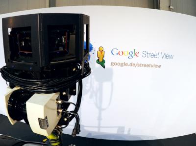 Die Kamera eines Fahrzeugs des Google-Projekts Street View. Google muss nun mit der Einführung des umstrittenen neuen Sammeldienstes warten. Street View