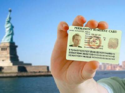 Jährlich sind 50 000 der begehrten Aufenthalts- und Arbeitsgenehmigungen für die USA zu gewinnen. Wegen eines Computerfehlers wurden nun Tausende Bewerber fehlinformiert. Foto: obs/The American Dream US-GreenCard