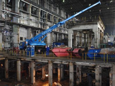 Im Maschinenhaus des ehemaligen Kernkraftwerkes Lubmin bei Greifswald zerlegen Arbeiter alte Rohrleitungen (Archivfoto vom 21.08.2007). Abbau des AKW Lubmin