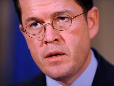 Hat sich in einem dreiseitigen Fax nun zu den Plagiatsvorwürfen in seiner Doktorarbeit geäußert. Ex-Verteidigungsminister Karl-Theodor zu Guttenberg. (Archivbild) Karl-Theodor zu Guttenberg