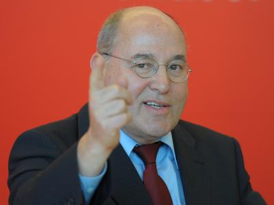 Gysi schlägt die Initiative «Vermögenssteuer jetzt!» vor. Foto: Soeren Stache/Archiv Gregor Gysi