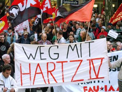 Arbeitslose demonstrieren in Hamburg gegen die Hartz-IV-Gesetze. (Archivfoto) Protest gegen Hartz IV