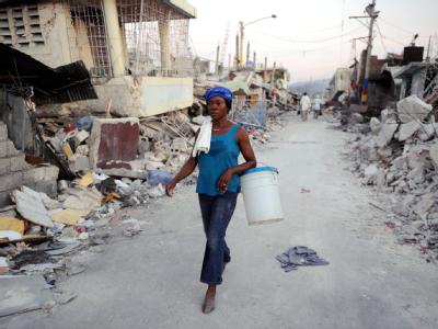 Frau in Port-Au-Prince: Derzeit lebten immer noch rund 300 000 Frauen und Mädchen in den nach dem Erdbeben im Januar 2010 errichteten Obdachlosencamps. (Archivbild) Strasse in Port Au Prince