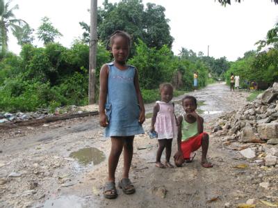 Sechs Monate nach der Erdbebenkatastrophe: Die Lage der Kinder ist immer noch sehr schwierig. 800 000 Jungen und Mädchen leben weiter in Notaufnahmelagern (Archivbild). Kinder in Haiti