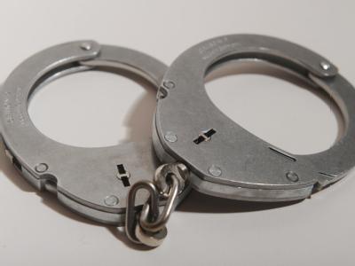 Die 35-Jährige Mutter sitzt wegen Totschlags in Untersuchungshaft. (Symbolbild) Handschellen