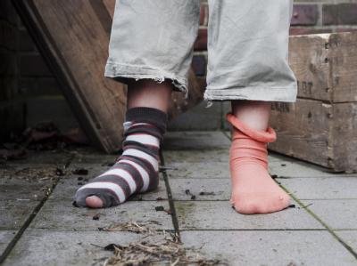 Kind ohne Schuhe in einem Hinterhof in Hamburg: Wie aus Koalitionskreisen verlautete, haben die Berechnungen des Statistischen Bundesamtes ergeben, dass die bisher gezahlten Beträge für Kinder zwischen 1 und 12 Euro zu hoch angesetzt seien. (Archivbild) Hartz-IV-Sätze für Kinder bleiben gleich
