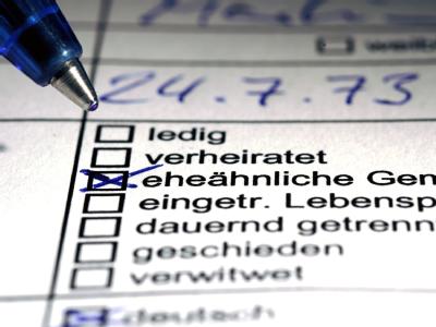 Weniger als jeder Zehnte bezog Ende 2010 soziale Mindestsicherungsleistungen. Archivfoto: Jens Schierenbeck Hartz-IV-Fragebogen