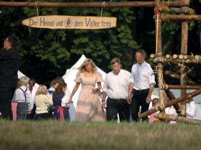 Immer wieder gerieten die Camps der «Heimattreuen Deutschen Jugend» in die Schlagzeilen: Militärischer Drill und rechtsextreme Propaganda sollen dort geherrscht haben. Foto: Recherche-Nord «Heimattreue Deutsche Jugend»