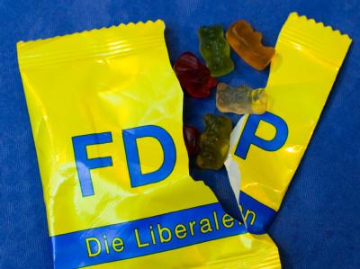Leckerbissen von der FDP: Eine aufgerissene FDP-Tüte mit Gummibären. Gummibären