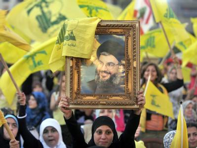 Hisbollah-Anhänger im Libanon: Israel fürchtet, dass die Islamisten Zugriff auf syrische Chemiewaffen bekommen könnten. Foto: Wael Hamzeh/Archiv Hisbollah-Anhänger im Libanon