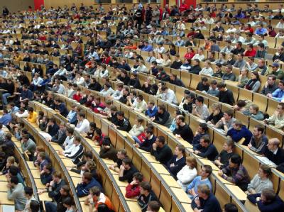 Voller Uni-Hörsaal. 100 Professoren sollen Studenten gegen Geld zur Turbo-Promotion verholfen haben. Hörsaal der Universität Karlsruhe