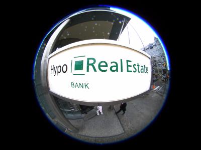 Von den deutschen Finanzkonzernen ist vor allem der verstaatlichte Immobilienfinanzierer Hypo Real Estate (HRE) in Griechenland engagiert Hypo Real Estate