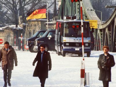 Sicherheitsbeamte in Zivil bei einem Agentenaustausch von acht Personen auf der Glienicker Brücke, die West-Berlin mit dem damaligen DDR-Bezirk Potsdam verbindet (Archivfoto vom 11.02.1986). Agentenaustausch auf Glienicker Brücke