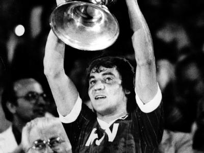 Felix Magath hält triumphierend den Fußball-Europapokal der Landesmeister, nachdem der HSV in Athen Juventus Turin mit 1:0 besiegte. (Archivfoto vom 25.5.1983) Magath mit Europapokal