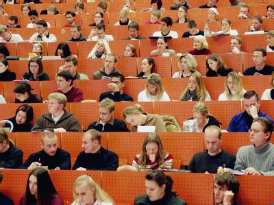 Studenten sitzen in einem Hörsaal der Universität Kassel. Deutschland liegt mit seinem Bildungssystem trotz leichter Verbesserungen international weiter zurück. Hörsaal